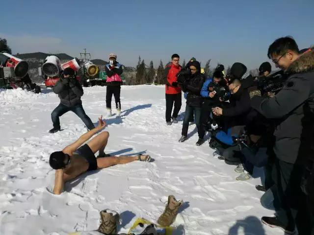 疯了！济南男子-20℃雪地里光膀子穿短裤浇了自己一桶冰水