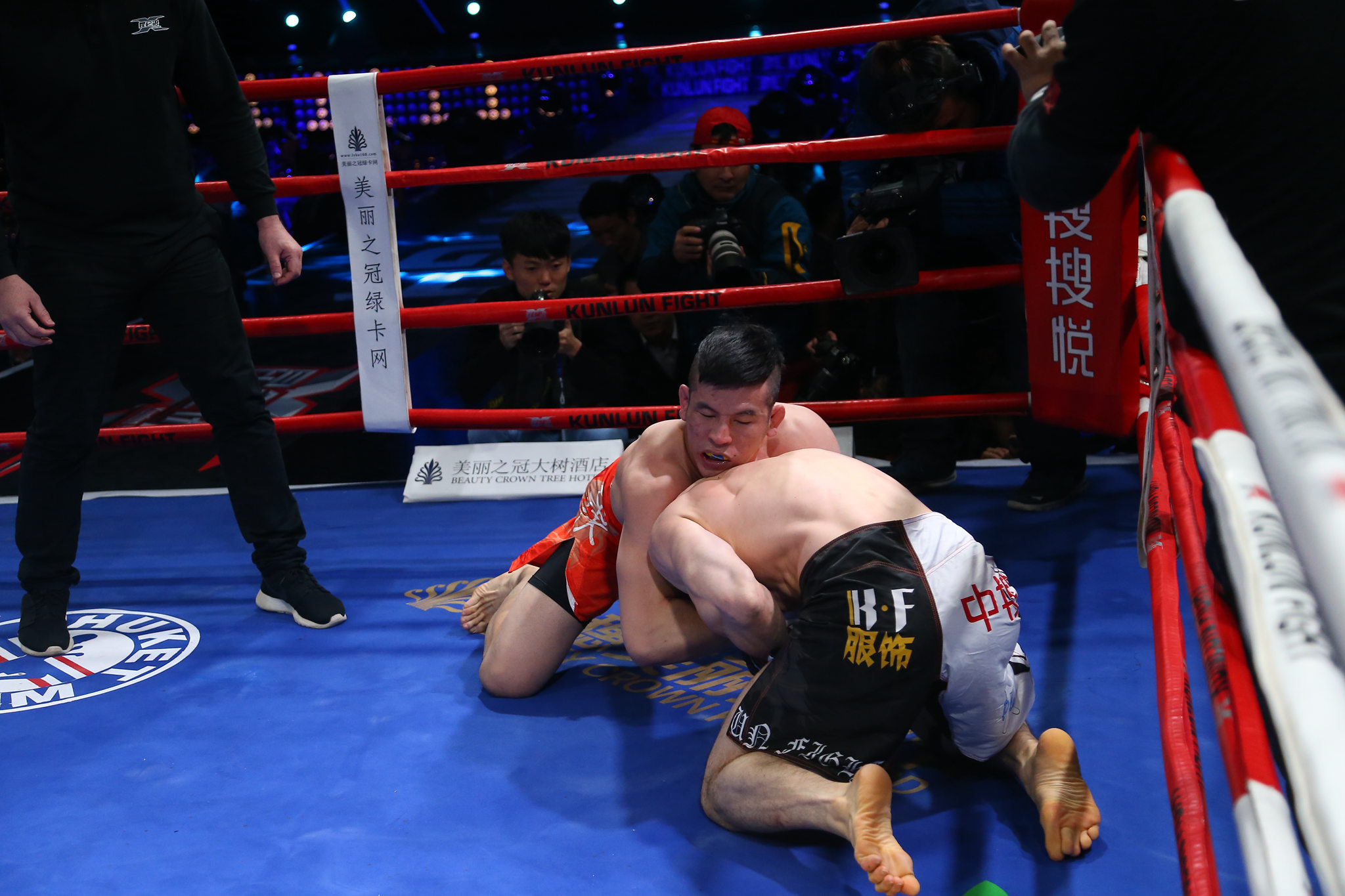 世界拳王云集三亚 "镇海蛟龙"吴昊天快拳连斩实现自我救赎