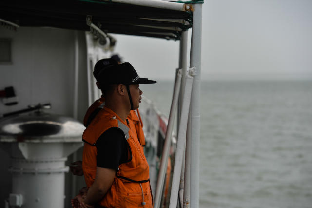 苏鲁海警首次联合执法 维护休渔期海上秩序