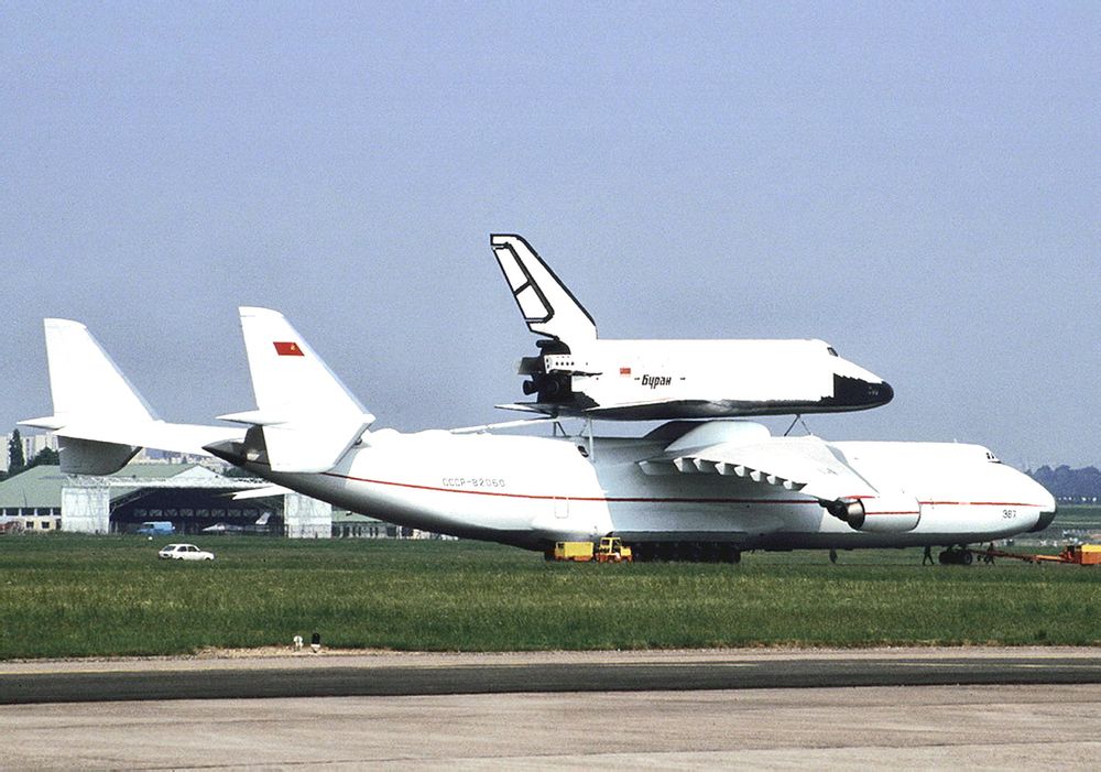 解析:世界最大运输机A-225