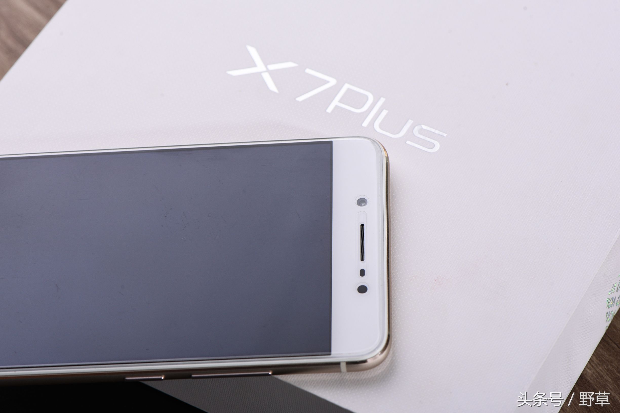 妹子最喜欢  刷微信朋友圈的神器 vivo X7Plus 上手轻轻评