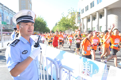 哈市交警为哈尔滨国际马拉松赛提供交通安全保障