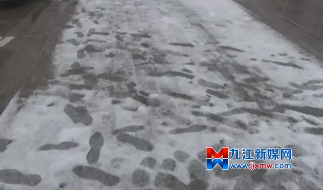 九江市政公司：撒盐除冰铺草袋 应急预案保畅通