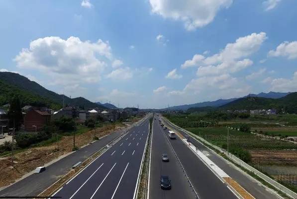 富阳西部黄金通道通了踩油门悠着点车速控在40公里小时