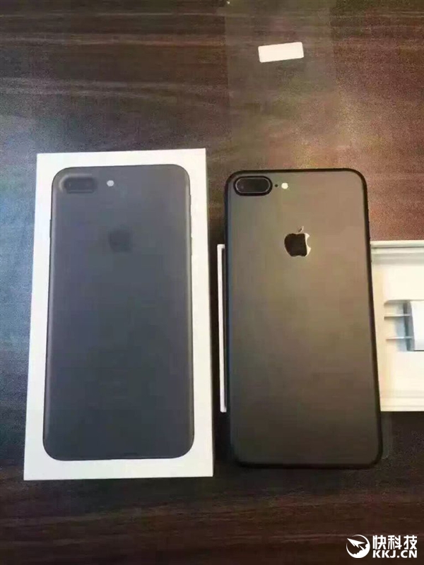 亮黑版iPhone 7交货！小盒子全是黑的