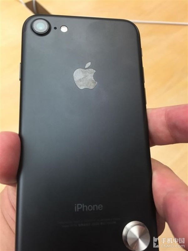 亮黑iPhone 7一机难寻 果粉抢得却后悔莫及