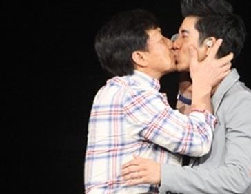 豪不避忌公众场合，大胆上演友谊“同性之吻”的数位男星！