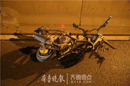 济南四个00后凌晨骑摩托逆行上高架出车祸，2人重伤!