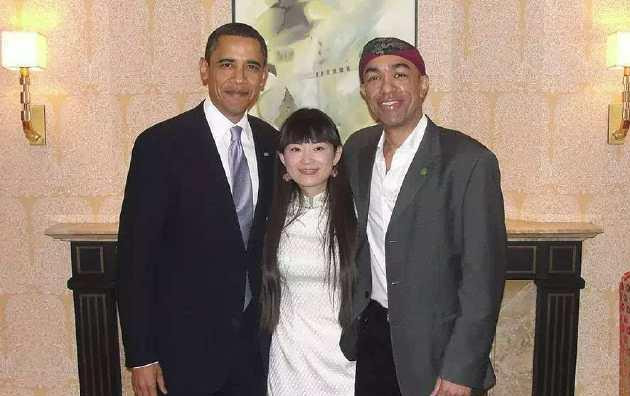 他是奥巴马的弟弟，定居中国娶一河南媳妇，称：从不靠哥哥