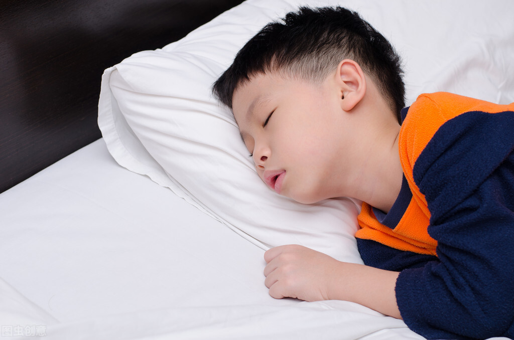 午休时间，孩子躺在床上不愿入睡？父母可用两招培养他的作息习惯