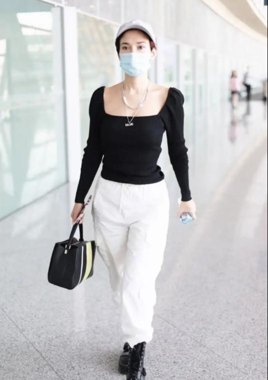 韩庚老婆剪短发后更会穿了，黑色大方领配白色工装裤，帅气又知性