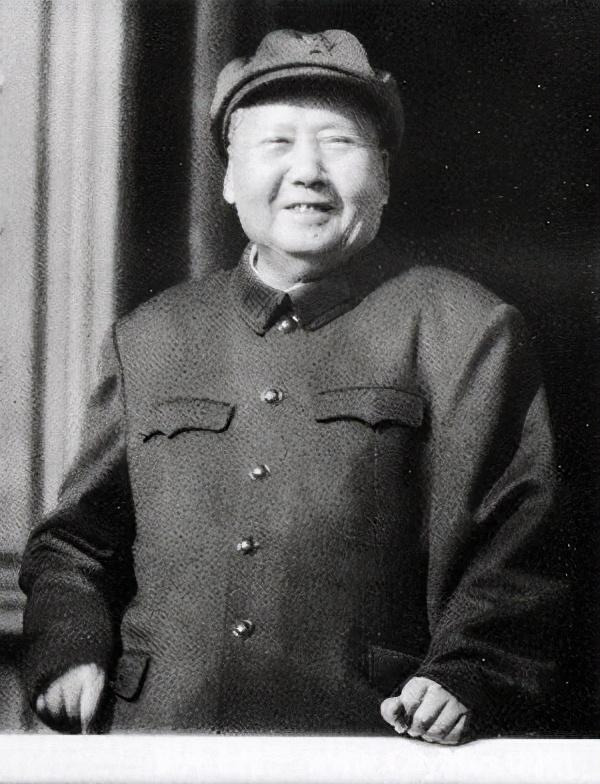 毛泽东晚年眼疾：盲写诗句相赠，医生为此特意收藏40余年