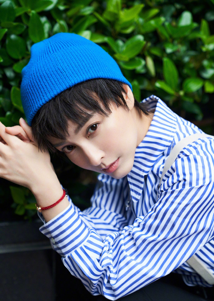 名门泽佳：吴昕化身酷帅小男孩，条纹衬衫配小蓝帽效果英气十足