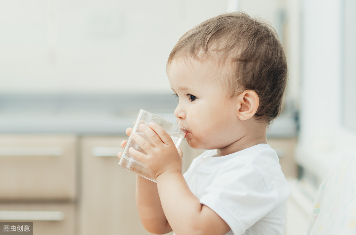 給孩子補鈣，喝骨頭湯、喝牛奶？ 軍醫大學教授：喝對水就可以