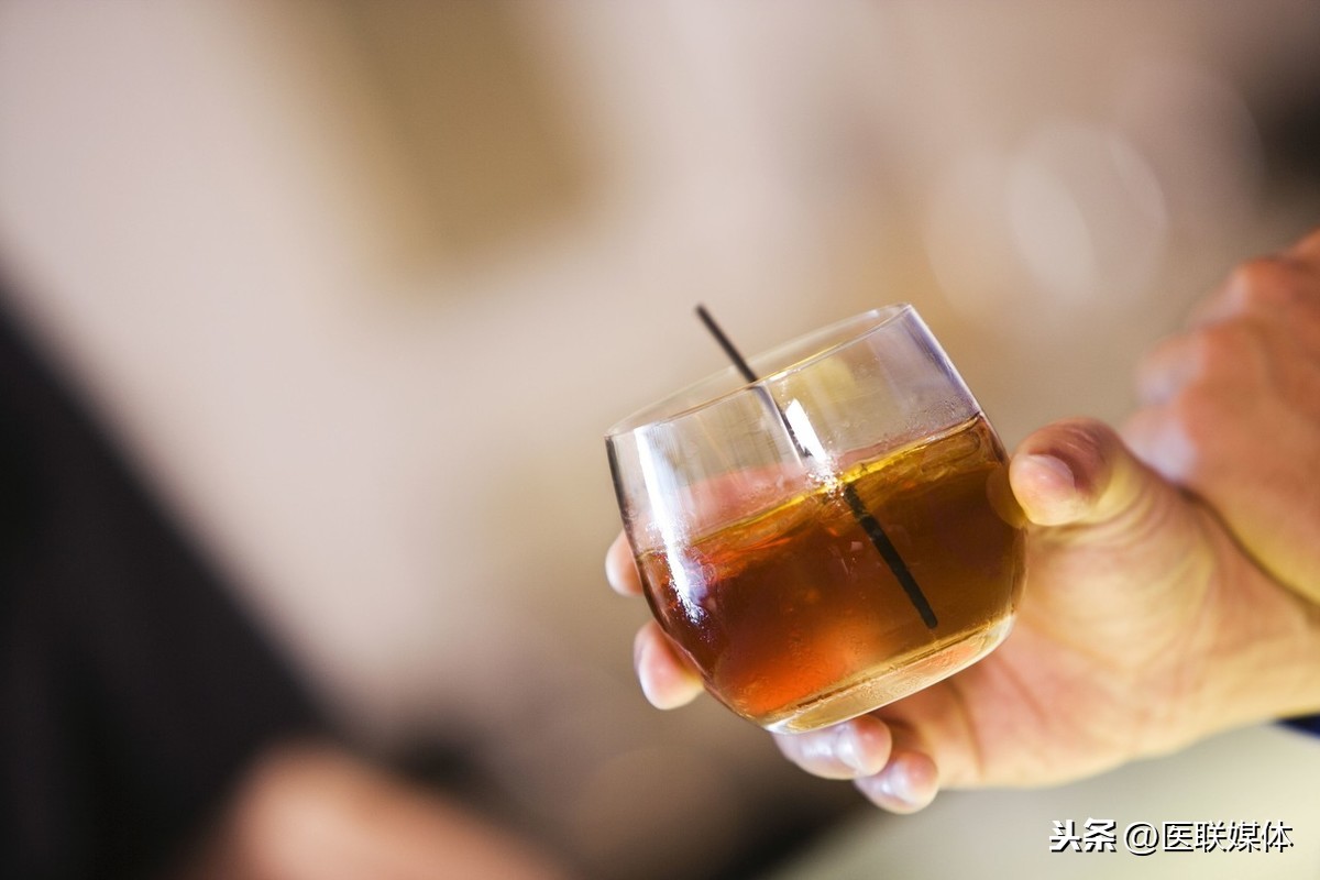 什么是酒精依赖症？若有这5种症状，恐怕已离不开酒精了