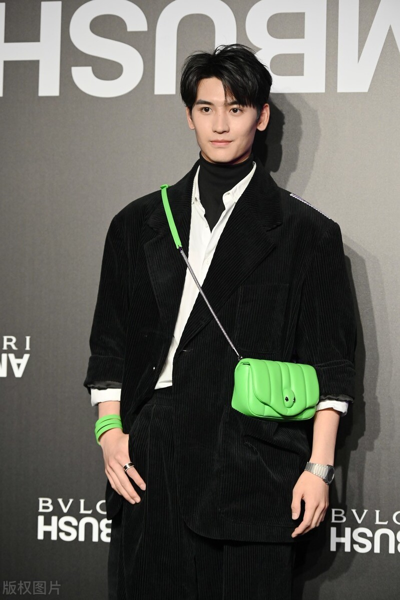 22岁的重庆男演员黄俊捷身高一米八六，未来肯定在时尚圈大火