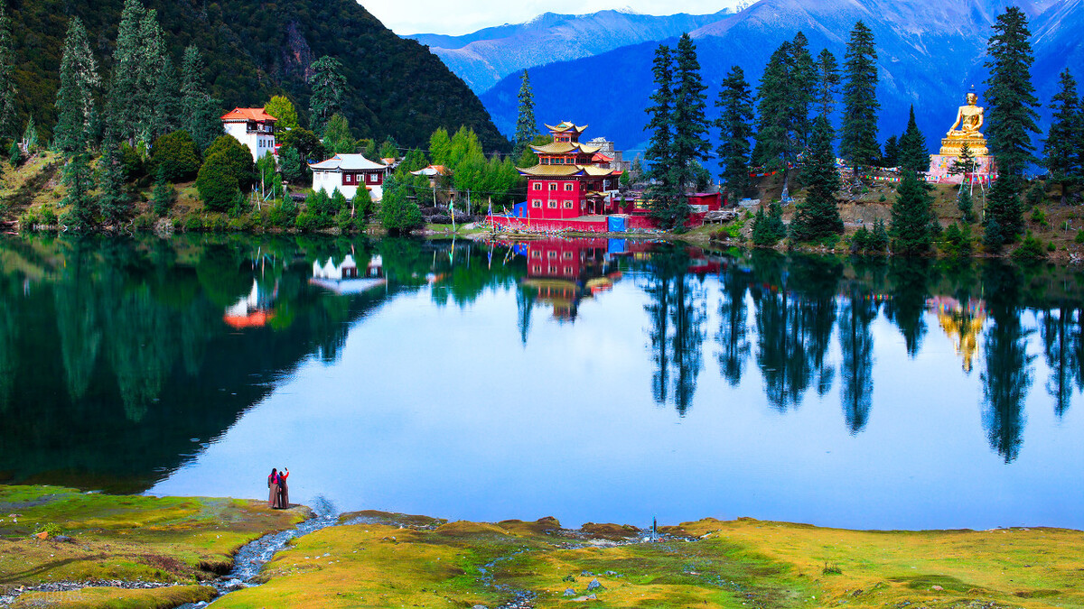 The Cuoka Lake in western Sichuan has lake water comparable to Jiuzhai, which is psychedelic like a fairyland