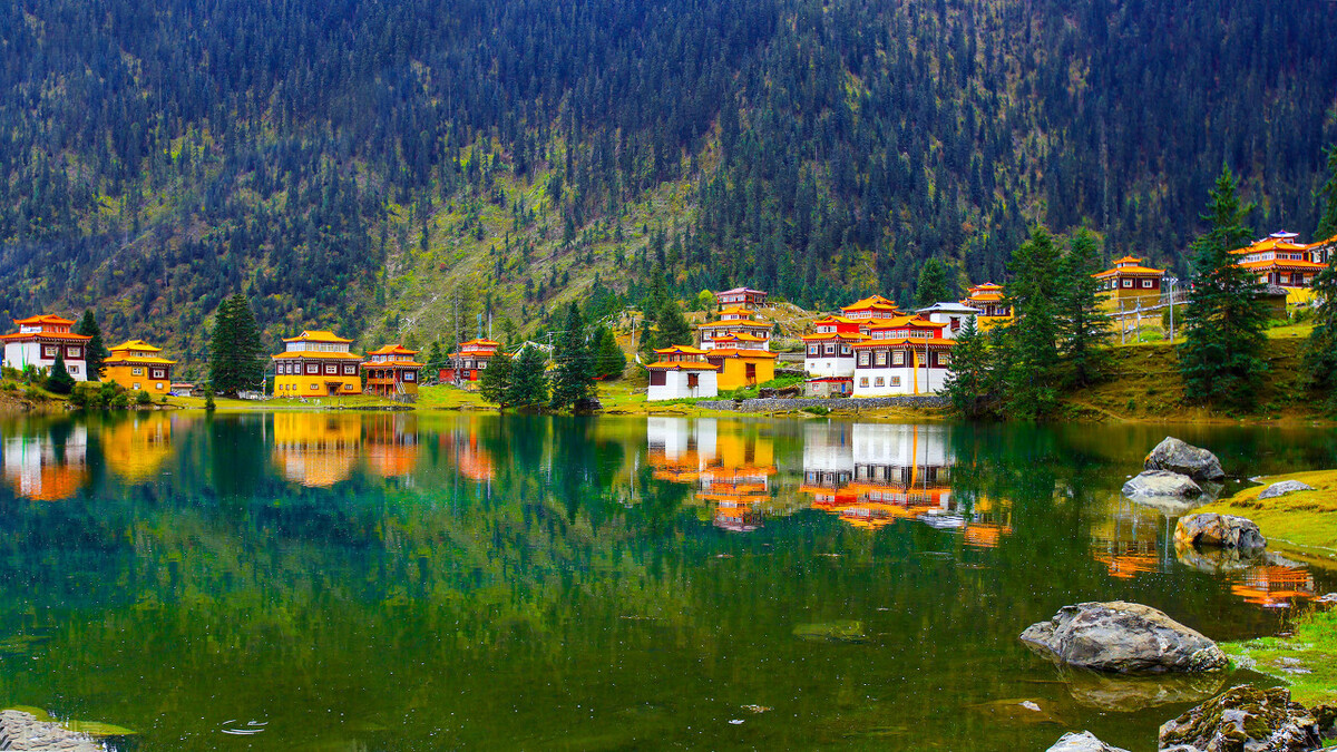 The Cuoka Lake in western Sichuan has lake water comparable to Jiuzhai, which is psychedelic like a fairyland