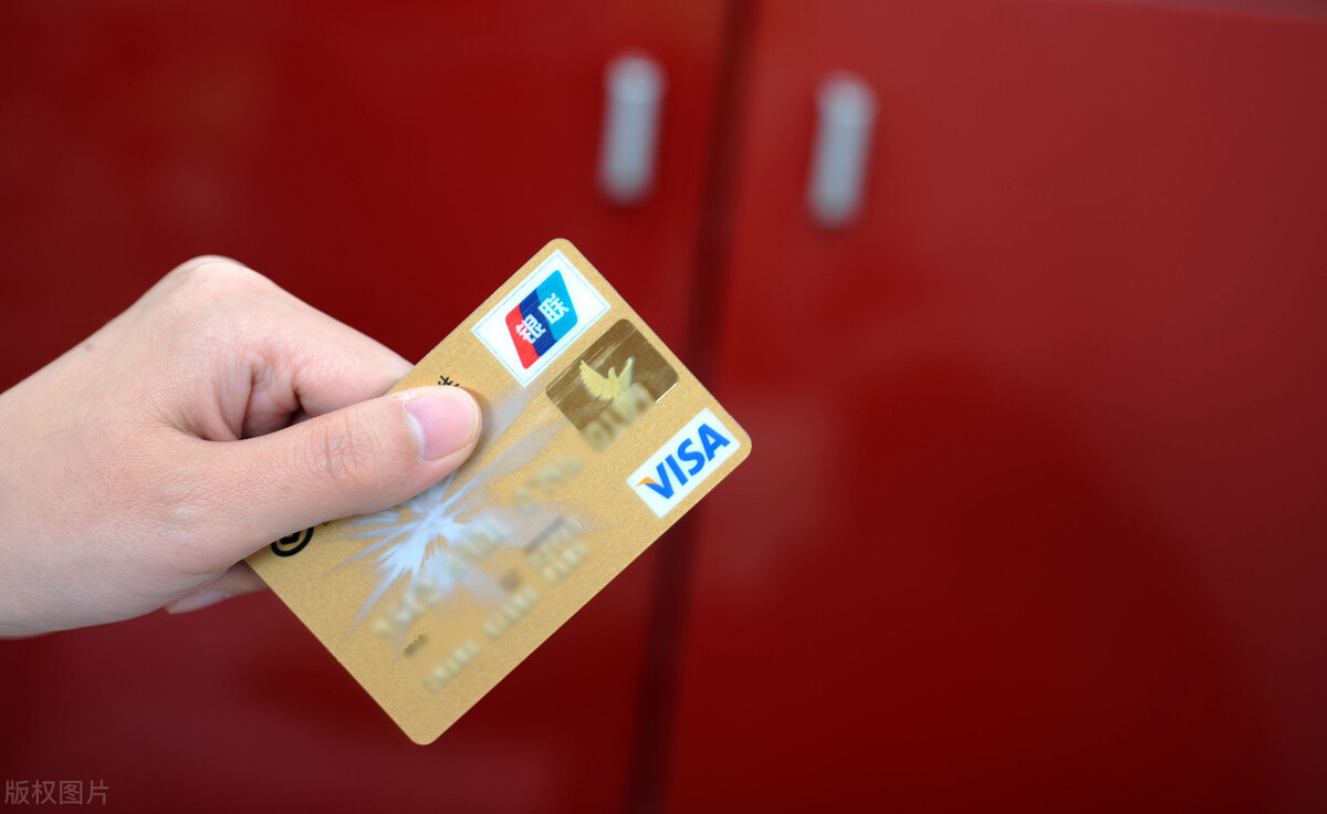信用卡逾期后，每个月还两百元进去，对银行起诉有利还是有弊？