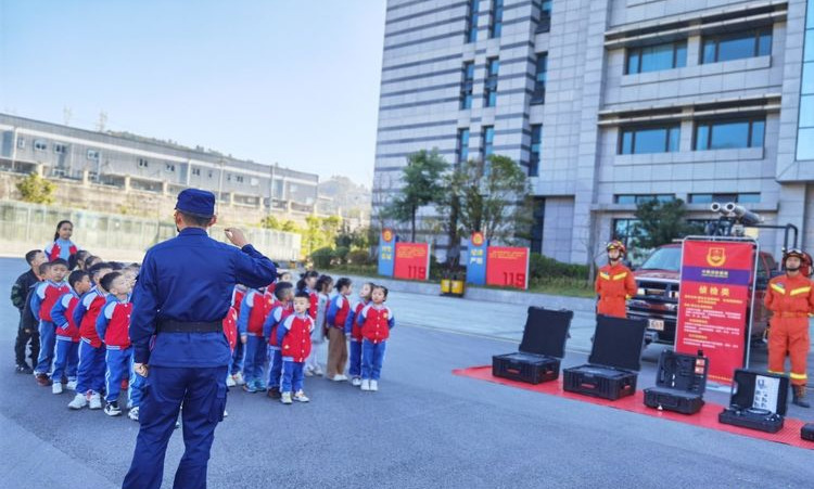亲亲，铭辉馨玥幼儿园参观贵阳消防应急救援综合训练基地体验活动