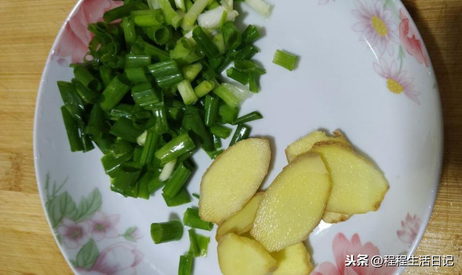 红烧鳕鱼简单做法，我家隔三差五烧一次，软糯香甜味道好