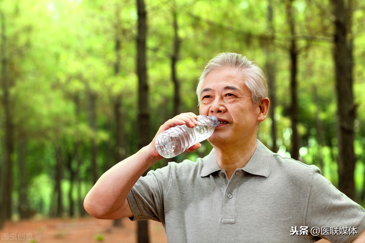 喝水也能养颜抗衰老？正确饮水的3个好处，很有必要知道