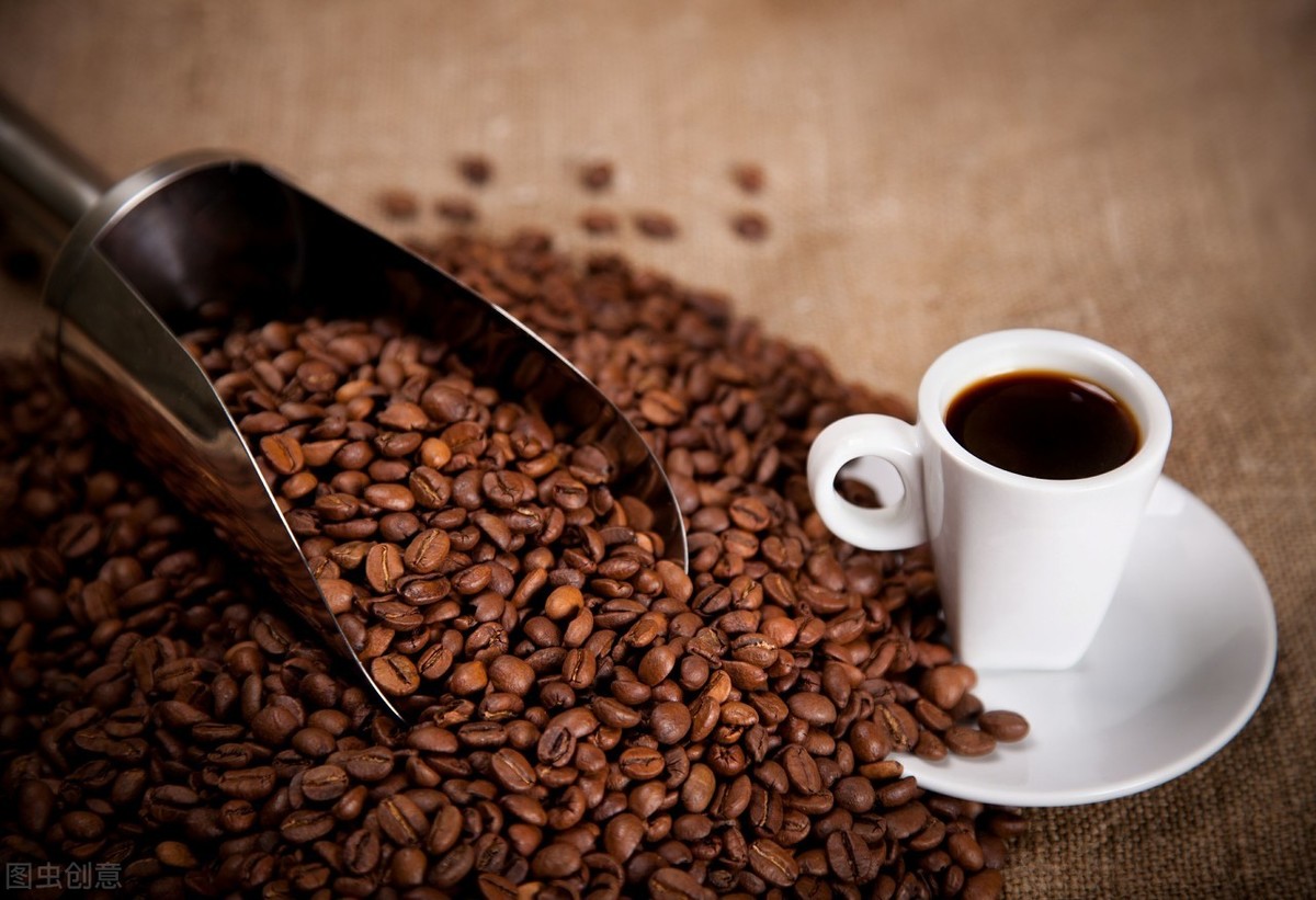 咖啡虽能提神，但过量饮用，这7大健康隐患会在不远处等你