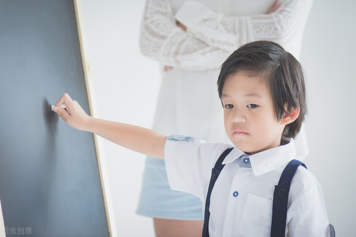 孩子在痛苦，你在大声发火叹气给她听~请家长学会处理孩子的情绪