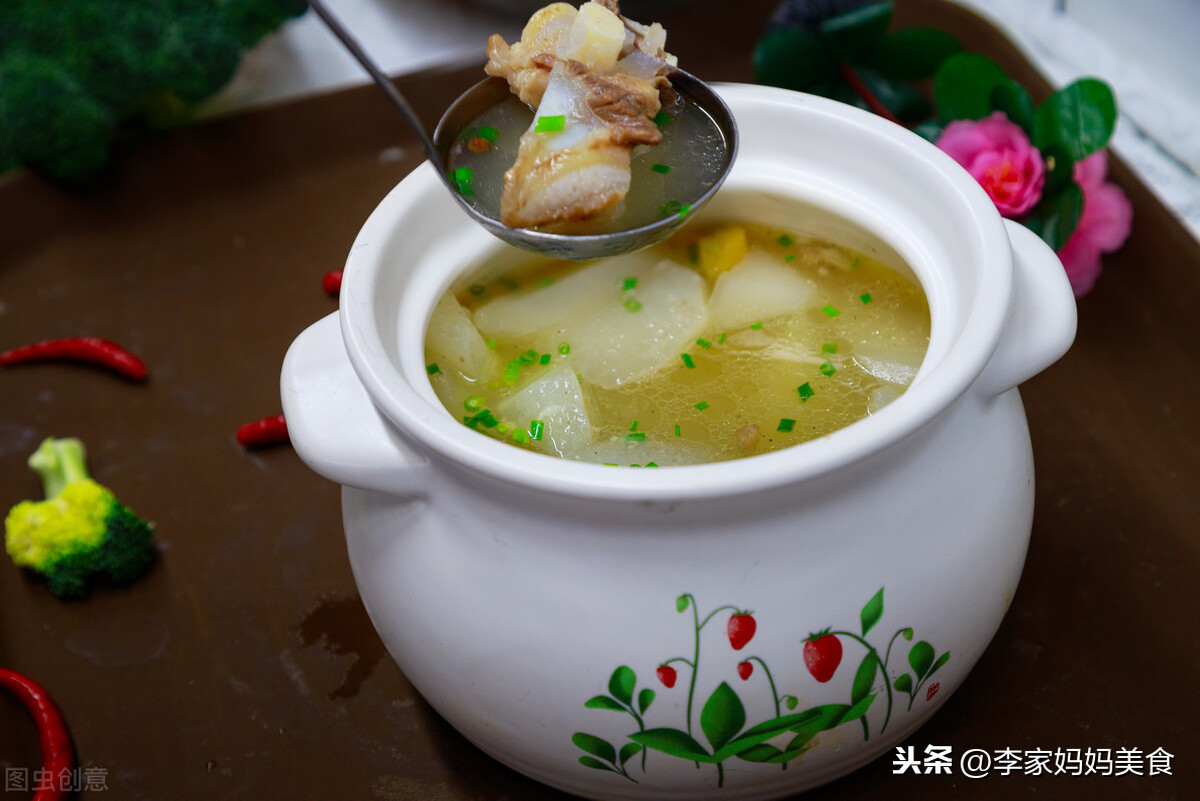秋天干燥适合多喝汤，热腾腾的