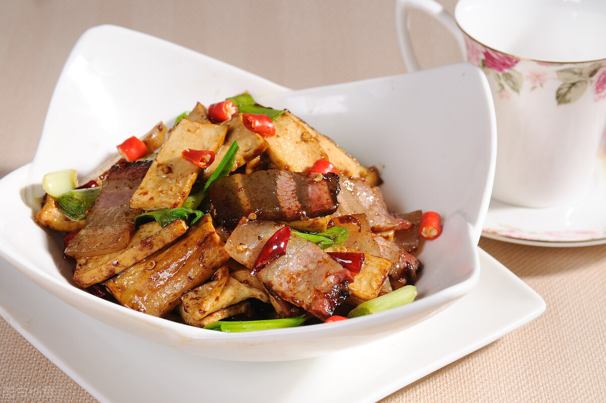 炒腊肉前，只会泡水是不行的，多做一步，腊肉香嫩不肥腻，还不柴