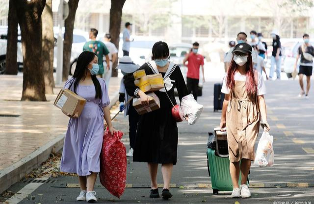 封校期间大学生都在干什么？青铜在打游戏，而王者却这样做