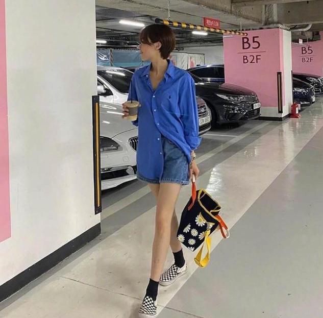 韩国女生真会穿！仅一款“个性包包”搭遍基本款，她是如何做的？