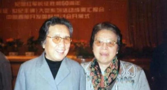 她是開國大將的夫人，如今97歲依舊健在，8個子女都是國之棟梁