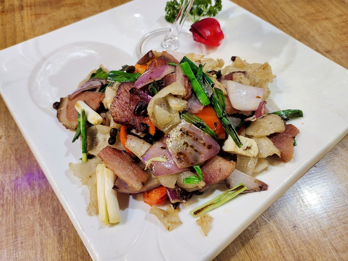 炒腊肉前，只会泡水是不行的，多做一步，腊肉香嫩不肥腻，还不柴