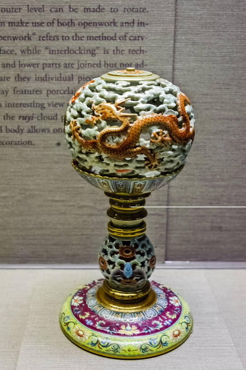 乾隆皇帝的品味：故宫博物院收藏的洋彩瓷器和珐琅彩粉彩的区别
