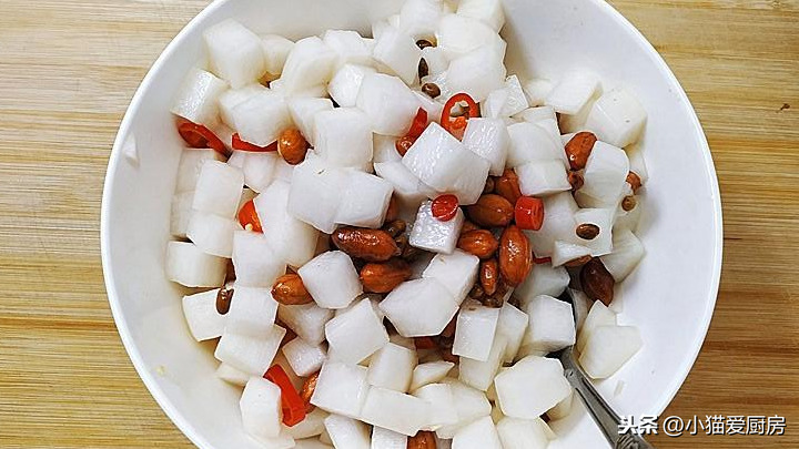 图片[8]-今天学了一道“懒人菜” 用一个白萝卜来拌花生米 味道还真不错-起舞食谱网