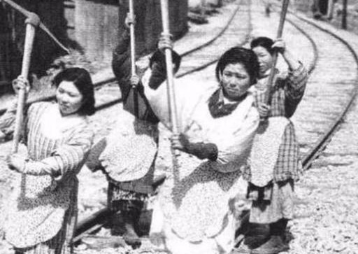 二战时日本女人到底有多疯狂？比日本军人残忍，新婚夜挥刀自尽