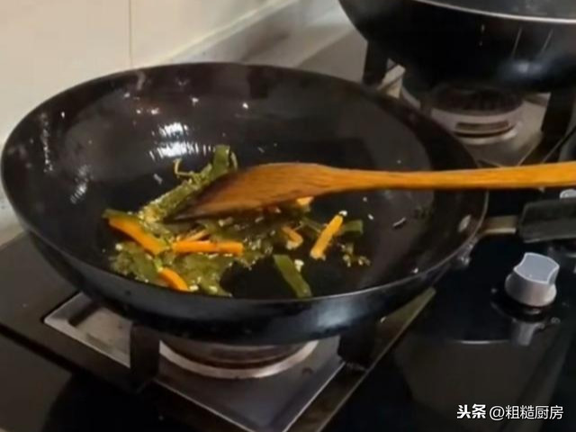 Guan Xiaotong is basked in satisfy a craving for delicious food fresh hot boiling water, the way is very simple, acid is hot delicious not get fat, summer is drunk appropriate