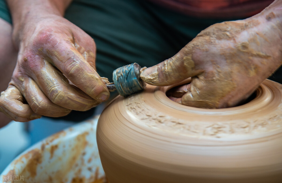 7旬老人“玩泥巴”60年，做的“西瓜壶”成抢手货，啥情况