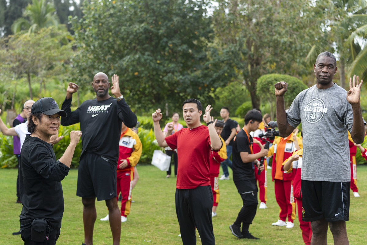 nba球员为什么晨练(海南三亚，两位NBA传奇球星早起晨练，李连杰加入一起打太极)