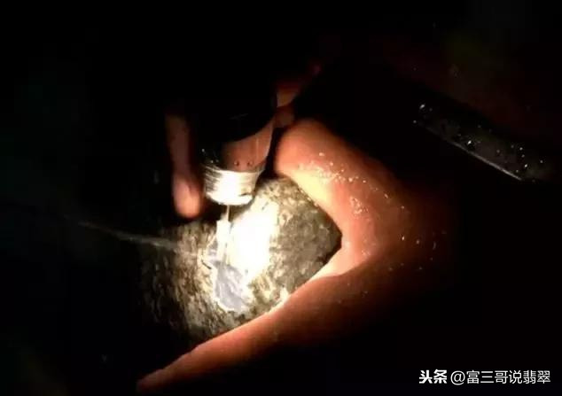 赌石实战：6万拿下老蜂窝皮翡翠原石，剥出漂亮蓝晴料插图8