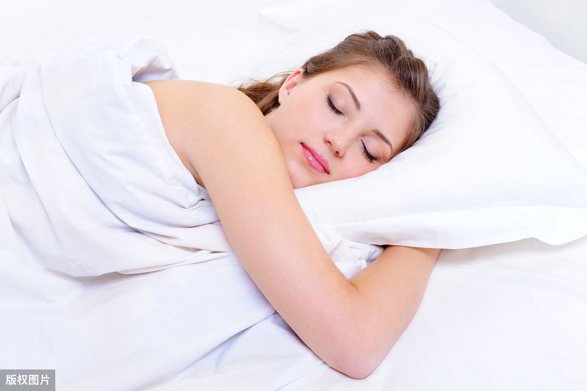 睡觉时突然身体抽搐是怎么回事？