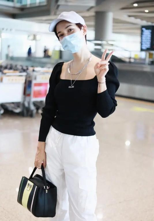 韩庚老婆剪短发后更会穿了，黑色大方领配白色工装裤，帅气又知性