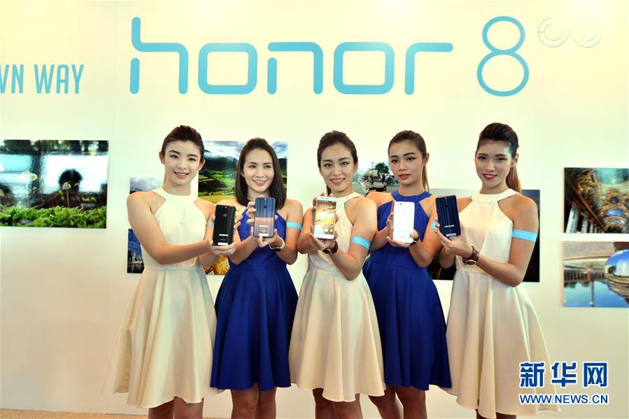 华为智能手机上荣耀8在新加坡开售