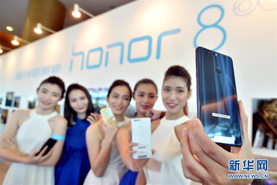华为智能手机上荣耀8在新加坡开售