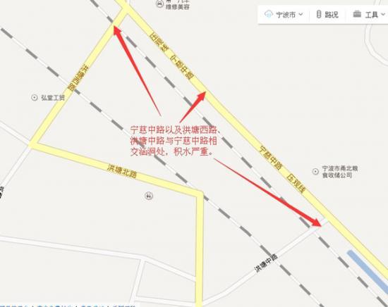 宁波昨日50余处桥洞积水网友求助 志愿者突击救援