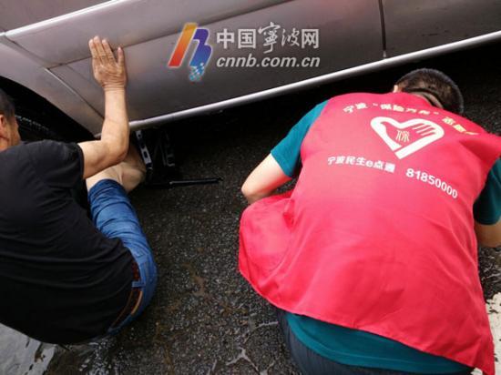 宁波昨日50余处桥洞积水网友求助 志愿者突击救援