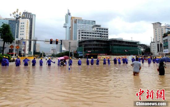 台风“莫兰蒂”袭福州 暴雨致市区积水严重