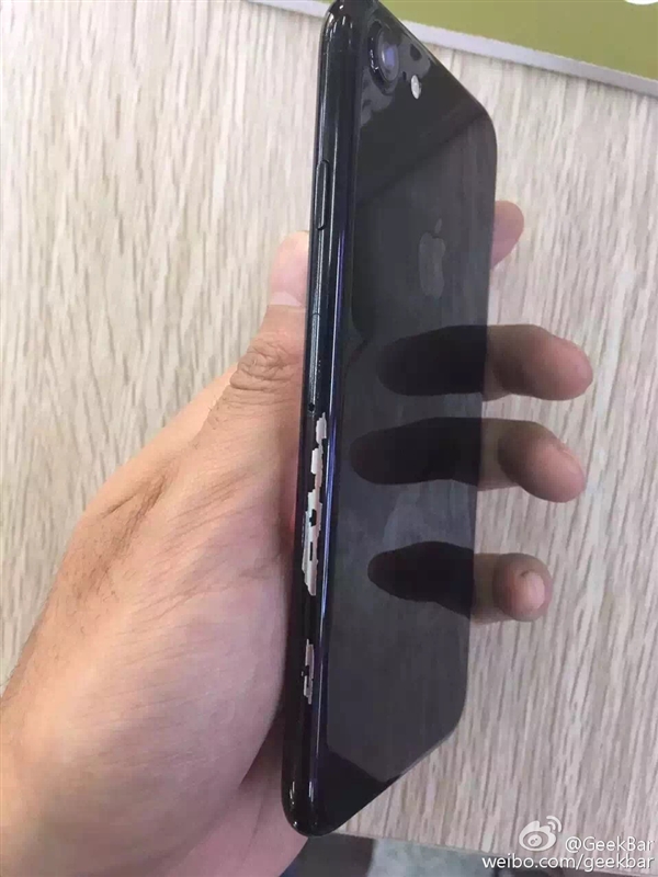 赶快配保护壳！亮黑iPhone7被曝掉漆