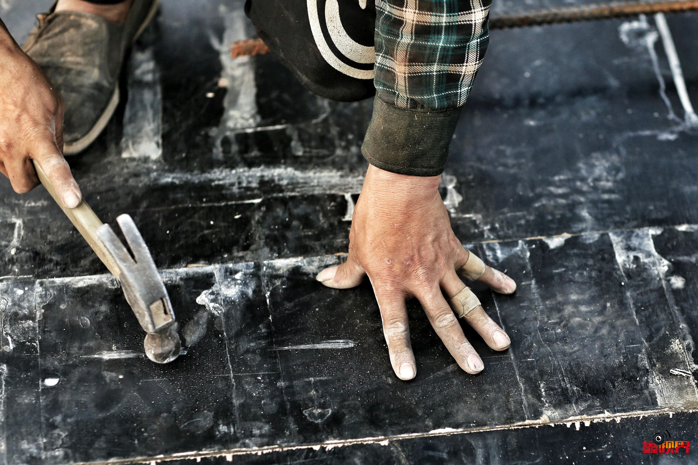 建筑工地木工：每天钉2000钢钉手掌吓人